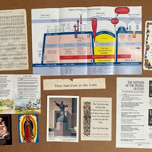 K&ouml;nnte beinhalten: Eine Sammlung religi&ouml;ser Papier-Ephemera, darunter ein Liedblatt, eine gro&szlig;e ausklappbare theologische Tabelle mit dem Titel Rightly Dividing the Word of Truth, ein Lesezeichen, mehrere illustrierte Gebetskarten und ein Blatt mit dem Titel The Witness of the People of God.