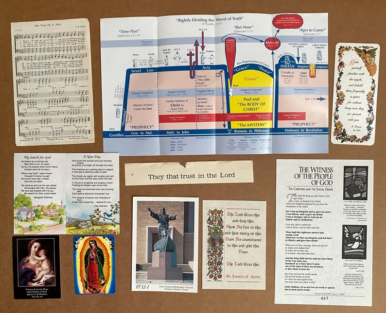 K&ouml;nnte beinhalten: Eine Sammlung religi&ouml;ser Papier-Ephemera, darunter ein Liedblatt, eine gro&szlig;e ausklappbare theologische Tabelle mit dem Titel Rightly Dividing the Word of Truth, ein Lesezeichen, mehrere illustrierte Gebetskarten und ein Blatt mit dem Titel The Witness of the People of God.