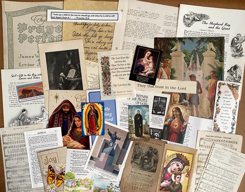 K&ouml;nnte beinhalten: Eine Collage aus religi&ouml;sen Papier-Ephemera, darunter alte Liedbl&auml;tter, Gebetskarten und Illustrationen. Zu sehen sind Darstellungen der Jungfrau Maria, von Jesus, Heiligen und biblischen Szenen sowie gedruckte Texte wie "The Prayer Perfect".