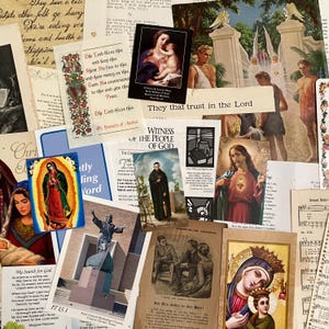 K&ouml;nnte beinhalten: Eine Sammlung religi&ouml;ser Ephemera, darunter alte Gebetskarten, gedruckte Bibelverse und Illustrationen von Jesus, der Jungfrau Maria und Heiligen. Die Collage zeigt verschiedene Papiertexturen, Typografien und Andachtsbilder.