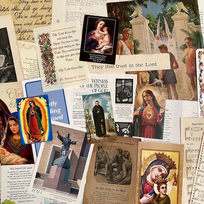 K&ouml;nnte beinhalten: Eine Sammlung religi&ouml;ser Ephemera, darunter alte Gebetskarten, gedruckte Bibelverse und Illustrationen von Jesus, der Jungfrau Maria und Heiligen. Die Collage zeigt verschiedene Papiertexturen, Typografien und Andachtsbilder.