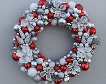 Weihnachtskranz, rot-weiß-silberner Ornamentkranz, Türkranz, Kugelkranz, Weihnachtskranz