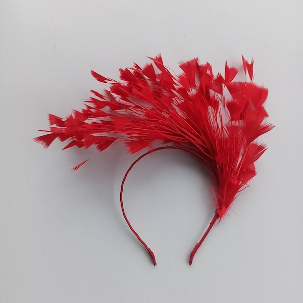 Voller Feder Großer Fascinator auf Stirnband für Hochzeiten und Renntage, Red Feather Halo Stirnband, Red Feather Headpiece, Red Fascinator