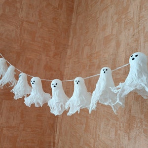 Niedliche Halloween weiße Geister Girlande für Kamin Mantelwand, Gaze Geister, Halloween Mantel Dekor, Halloween Party Dekor