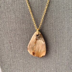 Simple stone pendant necklace