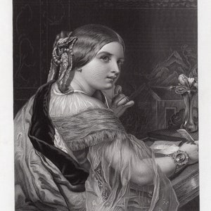 Puede incluir: Grabado en blanco y negro de una mujer sentada en un escritorio, escribiendo. Lleva un tocado decorativo y una manga transparente estampada. Un jarrón con flores y una pluma son visibles.