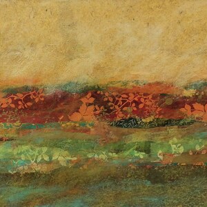 Könnte beinhalten: Abstrakter Kunstdruck mit einem geschichteten, strukturierten Design. Der Druck zeigt eine Vielzahl von Farben, darunter Braun, Orange, Rot, Grün und Blau. Der Druck erinnert an eine Landschaft mit einem Horizont und Laub.