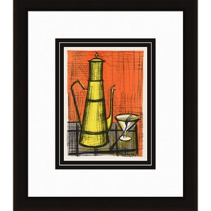 Puede incluir: Una impresión enmarcada de una pintura de bodegón con una jarra amarilla y un vaso transparente sobre un fondo rojo.