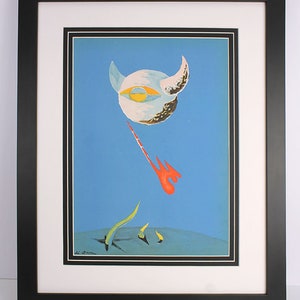 Puede incluir: Una impresi&oacute;n enmarcada de una pintura surrealista que presenta un orbe blanco con un ojo grande y cuernos sobre un fondo azul. El orbe flota sobre un paisaje con formas abstractas rojas y amarillas.