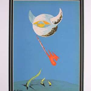 Puede incluir: Una pintura surrealista con un objeto blanco redondo con un ojo amarillo y cuernos sobre un fondo azul. Una forma roja en forma de llama desciende del objeto, y dos formas verdes y amarillas se elevan desde la parte inferior de la pintura.