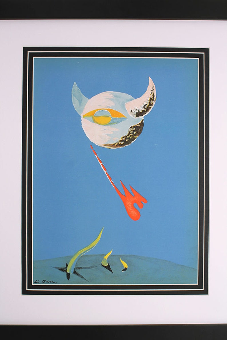 Puede incluir: Una pintura surrealista con un objeto blanco redondo con un ojo amarillo y cuernos sobre un fondo azul. Una forma roja en forma de llama desciende del objeto, y dos formas verdes y amarillas se elevan desde la parte inferior de la pintura.