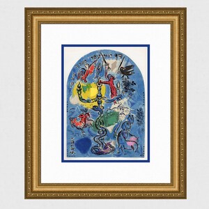 Pode incluir: Uma impressão emoldurada com uma ilustração abstrata colorida com um design central de menorá. A obra de arte inclui figuras, animais e texto hebraico, em um fundo azul. A impressão é emoldurada em uma moldura dourada ornamentada.