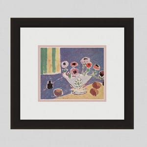 Può includere: Una stampa d'arte incorniciata raffigurante una natura morta con un vaso bianco pieno di fiori rosa e rossi. La scena include uno sfondo blu, una superficie gialla, tende a righe verdi e piccoli oggetti marroni, il tutto in una cornice scura.