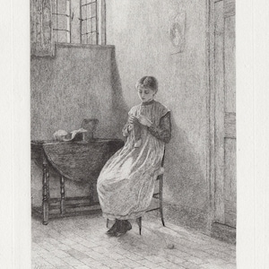 Puede incluir: Un dibujo en blanco y negro de una mujer sentada en una silla tejiendo. Lleva un vestido largo y tiene el pelo recogido hacia atrás. La habitación está escasamente amueblada con una mesa y una ventana en el fondo.