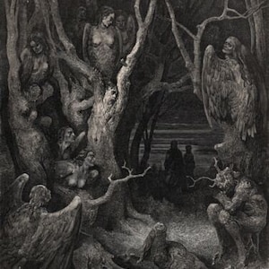 Puede incluir: Una ilustración en blanco y negro de una escena oscura y boscosa con múltiples figuras. Las figuras se representan como criaturas aladas con rasgos humanos. La escena se desarrolla en un bosque con árboles altos y un cielo oscuro.
