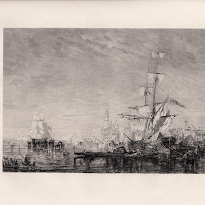 Può includere: Un'incisione in bianco e nero che rappresenta una scena portuale con diverse navi attraccate. Le navi hanno vele e alberi, e ci sono persone sui moli. Il cielo è nuvoloso e l'acqua è calma.