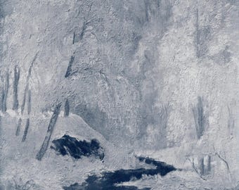 Op de afbeelding: Een schilderij van een besneeuwde bos scène met een beek die er doorheen stroomt. De bomen zijn kaal en de sneeuw is wit. De beek is donkerblauw en de lucht is grijs.