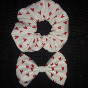 SET A JUEGO: Lazo "Love" para mascotas y coletero de pelo humano para conejos, gatos, conejitos y mascotas pequeñas. Día de San Valentín.