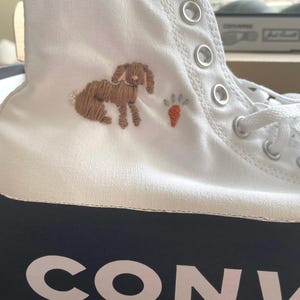 Zapatillas altas bordadas a mano. Zapatos. Converse. Conejito. Conejito de orejas caídas. Año del conejo. Zanahoria. Pata. Mamá conejita.