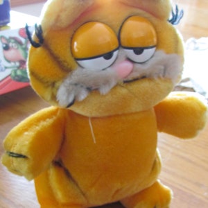 Vintage Garfield yellow cat favorite animal plush Dakin United Feature Syndicated 80's Rare find!