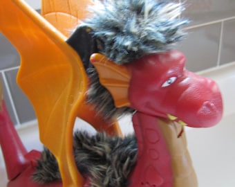 Fisher-Price Imaginext Dragón grande y peludo, cabeza de pelo rojo, alas y sonidos