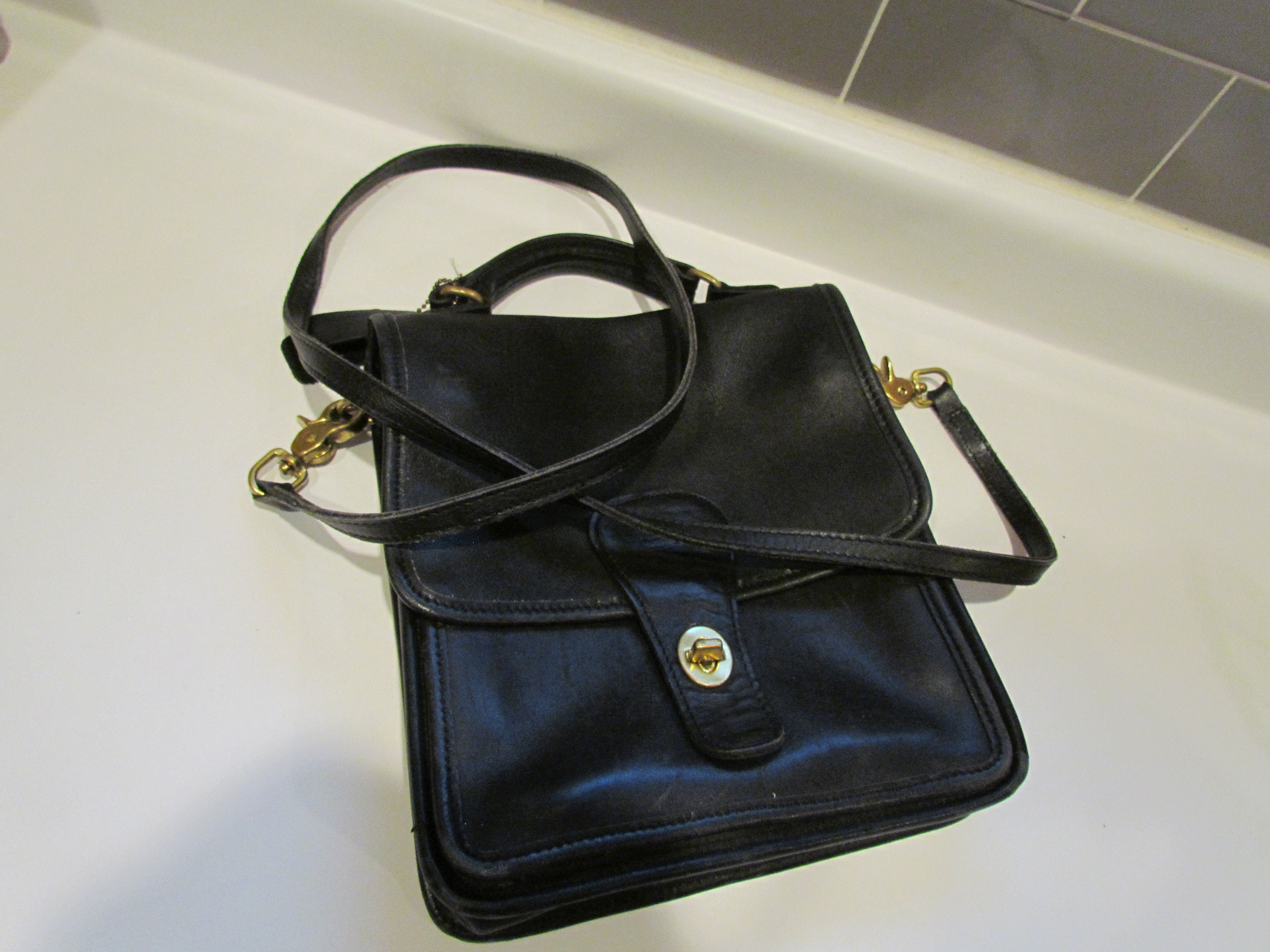 Vintage Coach Black Leather Court Crossbody Shoulder Bag Top