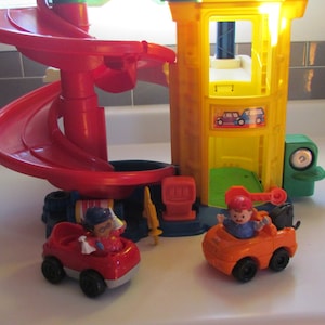 Amazon.com: Fisher-Price Little People Ramps Around Garage  Fisher-Price Little People Racin\' Ramps Garage main image 1