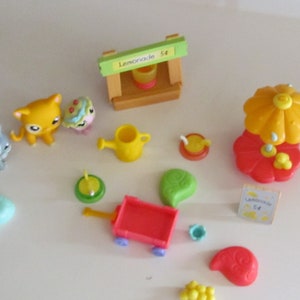 Hasbro Littlest Pet Shop LPS Themed G3 Playpack Bobble heads Lemonade Stand Terrier lady bug & Orange kitty