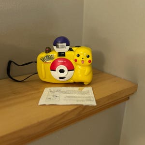 Pokemon Pikachu 35mm Film Camera Tiger Electronics 90’s  vintage 1995