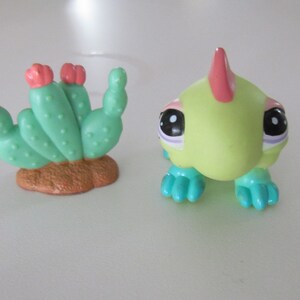 Hasbro Littlest Pet Shop Series  Collectible bobble head Gecko with Cactus