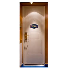 Puede incluir: Una puerta blanca con un pomo dorado rectangular y un letrero decorativo centrado en el panel superior. El letrero es azul oscuro con letras doradas que dicen Disney DESTINY, flanqueado por peque&ntilde;os iconos de Spider-Man en rojo y azul.
