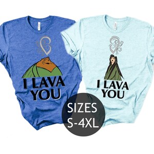 Puede incluir: Dos camisetas con fondo azul y azul claro. Las camisetas presentan una imagen de dibujos animados de un monstruo de lava y una mujer con una nube en forma de coraz&oacute;n sobre sus cabezas. El texto en las camisetas dice "I lava you". Las camisetas est&aacute;n disponibles en tallas S-4XL.