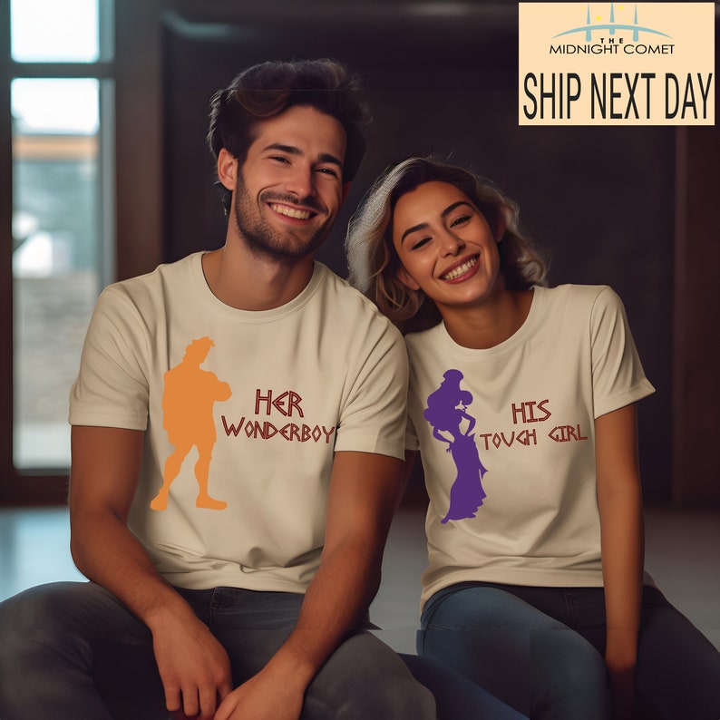 Pu&ograve; includere: Un set di magliette abbinate per coppie con una silhouette di Ercole e Megara. La maglietta dell'uomo dice "Her Wonderboy" e la maglietta della donna dice "His Tough Girl".
