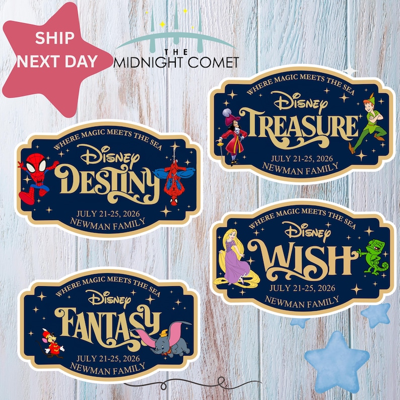 Puede incluir: Cuatro pegatinas rectangulares de color azul marino con letras y bordes dorados. Cada una muestra personajes de Disney, el texto Where Magic Meets The Sea, Disney Destiny, Treasure, Wish o Fantasy, la fecha 21-25 de julio de 2026 y Newman Family.