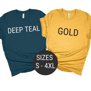 Puede incluir: Dos camisetas, una azul teal oscuro y otra dorada, con las palabras "DEEP TEAL" y "GOLD" impresas en ellas. Las camisetas est&aacute;n dobladas y se muestran juntas con un c&iacute;rculo negro que dice "SIZES S - 4XL" en texto blanco.