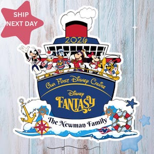 Puede incluir: Una pegatina azul con forma de crucero con personajes de Disney saludando. El barco tiene el texto "Our First Disney Cruise" y "Disney FANTASY". El a&ntilde;o "2020" se muestra en el barco. Tambi&eacute;n se incluye el apellido "The Newman Family".