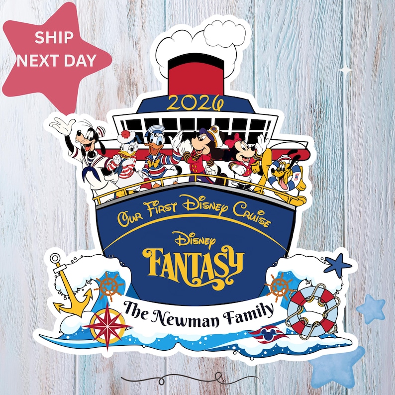 Puede incluir: Una pegatina azul con forma de crucero con personajes de Disney saludando. El barco tiene el texto "Our First Disney Cruise" y "Disney FANTASY". El a&ntilde;o "2020" se muestra en el barco. Tambi&eacute;n se incluye el apellido "The Newman Family".