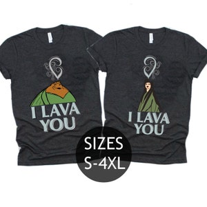 Puede incluir: Dos camisetas de color gris oscuro con un gr&aacute;fico de volc&aacute;n y el texto "I lava you". Las camisetas est&aacute;n disponibles en tallas S-4XL.