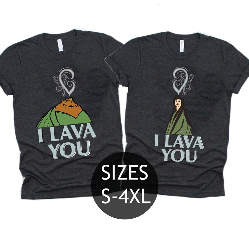 Puede incluir: Dos camisetas de color gris oscuro con un gr&aacute;fico de volc&aacute;n y el texto "I lava you". Las camisetas est&aacute;n disponibles en tallas S-4XL.