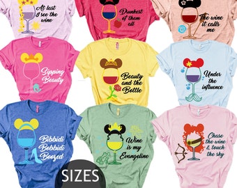 Puede incluir: Conjunto de nueve camisetas coloridas con princesas Disney con copas de vino y frases ingeniosas. Las camisetas están disponibles en tallas S-4XL.