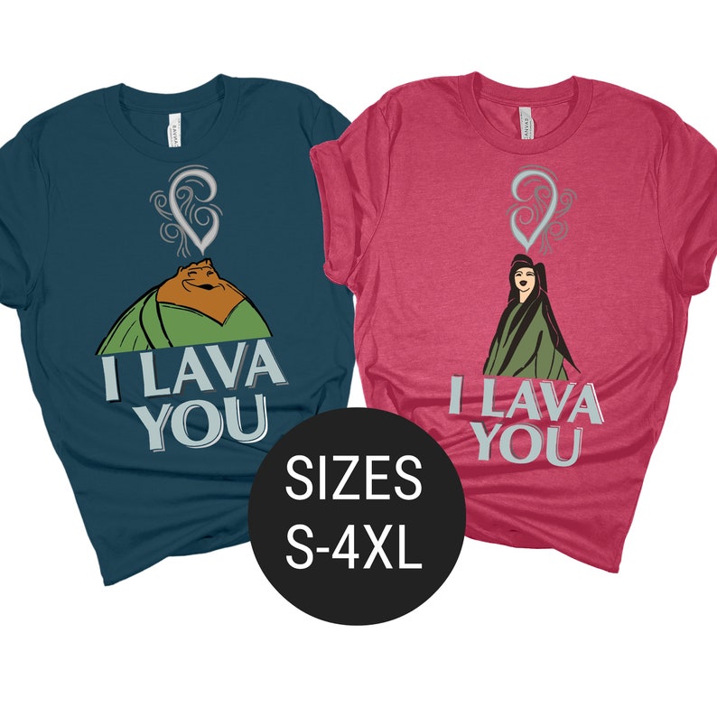 Puede incluir: Dos camisetas de color turquesa y rosa. Las camisetas tienen un gr&aacute;fico de un volc&aacute;n con una cara y una mujer con un vestido verde. El texto en las camisetas dice "I lava you". Las camisetas est&aacute;n disponibles en tallas S-4XL.
