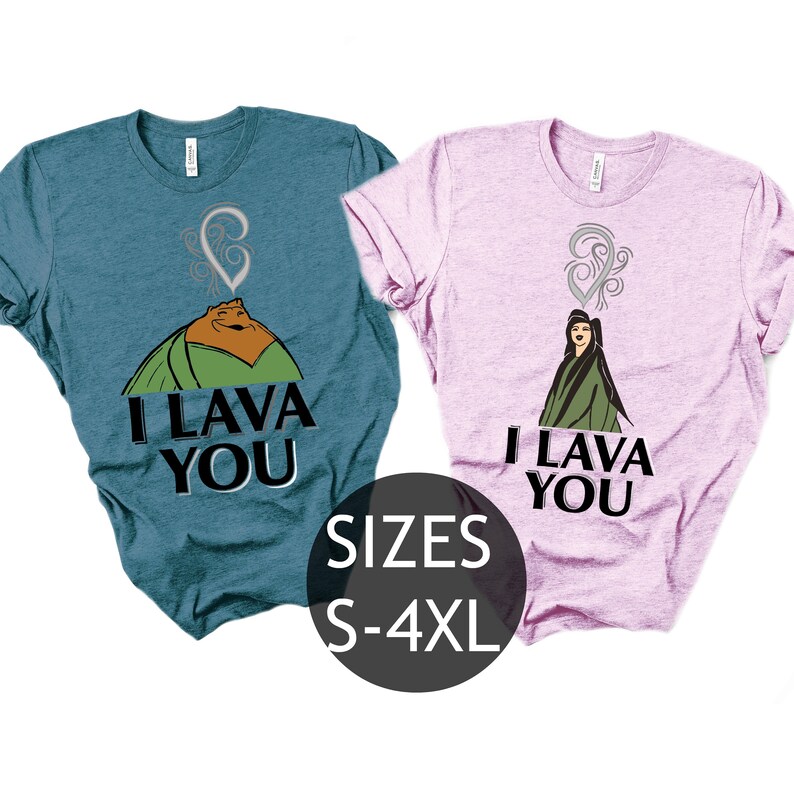Puede incluir: Dos camisetas con un gr&aacute;fico de volc&aacute;n y el texto "I lava you". Las camisetas son de color turquesa y rosa. El texto es negro. Las camisetas est&aacute;n disponibles en tallas S-4XL.