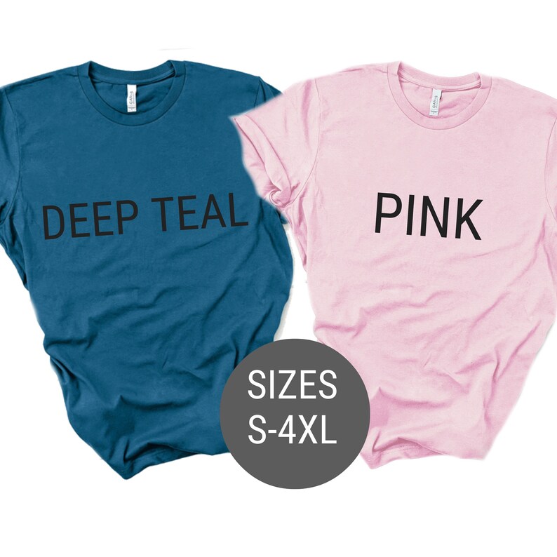 Pu&ograve; includere: Due t-shirt, una blu turchese con il testo "DEEP TEAL" e una rosa con il testo "PINK". Le magliette sono disposte su uno sfondo bianco con un cerchio grigio che dice "SIZES S-4XL".