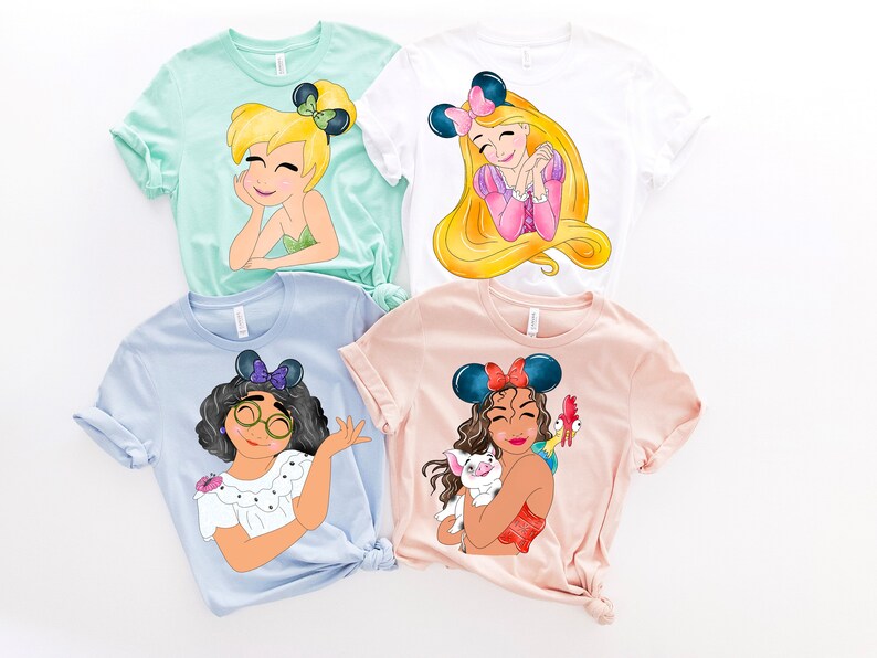 Pu&ograve; includere: Quattro magliette con diversi personaggi di principesse Disney stampati su di esse. Le magliette sono di vari colori, tra cui azzurro, rosa, bianco e verde. Ogni maglietta presenta una principessa diversa con un design e accessori unici.