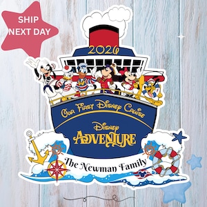 Puede incluir: Una pegatina troquelada que representa un crucero azul marino con personajes de Disney saludando. El barco tiene el texto "Our First Disney Cruise" y "Disney Adventure". El a&ntilde;o "2020" aparece en la chimenea. Tambi&eacute;n se muestra la familia Newman.