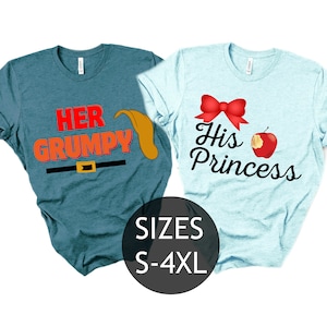 Puede incluir: Dos camisetas, una azul turquesa y otra azul claro, con un diseño de pareja a juego. La camiseta azul turquesa dice "Her Grumpy" con una imagen de dibujos animados de la mano de un enano gruñón. La camiseta azul claro dice "His Princess" con un lazo rojo y una manzana mordida. El texto "SIZES S-4XL" está impreso debajo de las camisetas.