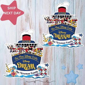 Puede incluir: Dos adornos de crucero de Disney con Mickey Mouse y sus amigos. Los barcos azules tienen el texto "Our First Disney Cruise" y "Disney Dream" y "Disney Treasure". El a&ntilde;o "2020" est&aacute; en la parte superior.