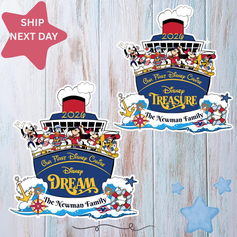 Puede incluir: Dos adornos de crucero de Disney con Mickey Mouse y sus amigos. Los barcos azules tienen el texto "Our First Disney Cruise" y "Disney Dream" y "Disney Treasure". El a&ntilde;o "2020" est&aacute; en la parte superior.