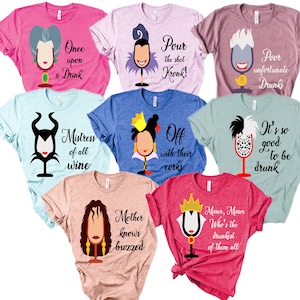 Puede incluir: Conjunto de 8 camisetas diferentes con villanos de Disney como copas de vino con refranes humor&iacute;sticos. Las camisetas son de varios colores, incluyendo rosa, morado, azul, azul claro y rojo.