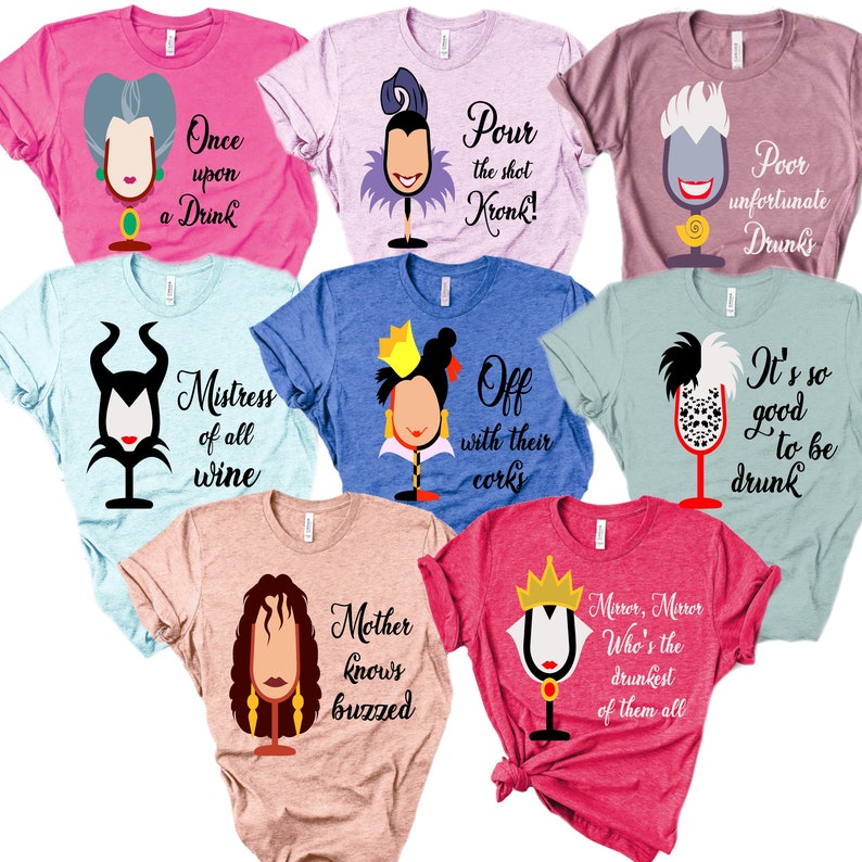 Puede incluir: Conjunto de 8 camisetas diferentes con villanos de Disney como copas de vino con refranes humor&iacute;sticos. Las camisetas son de varios colores, incluyendo rosa, morado, azul, azul claro y rojo.